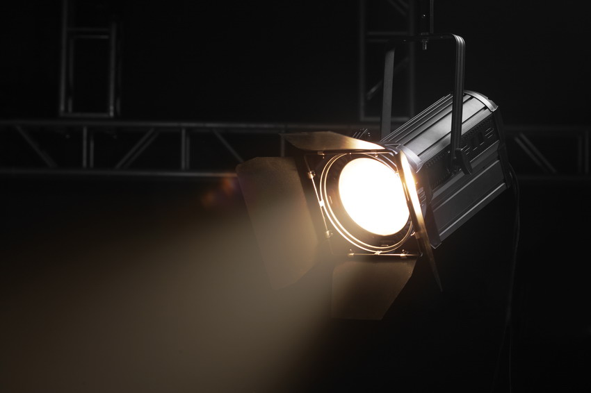 led fresnel light أدى ضوء فريسنل